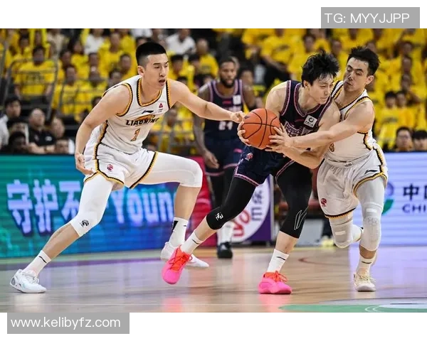 四川队与福建队在CBA赛场的激烈对决引发球迷热议与期待